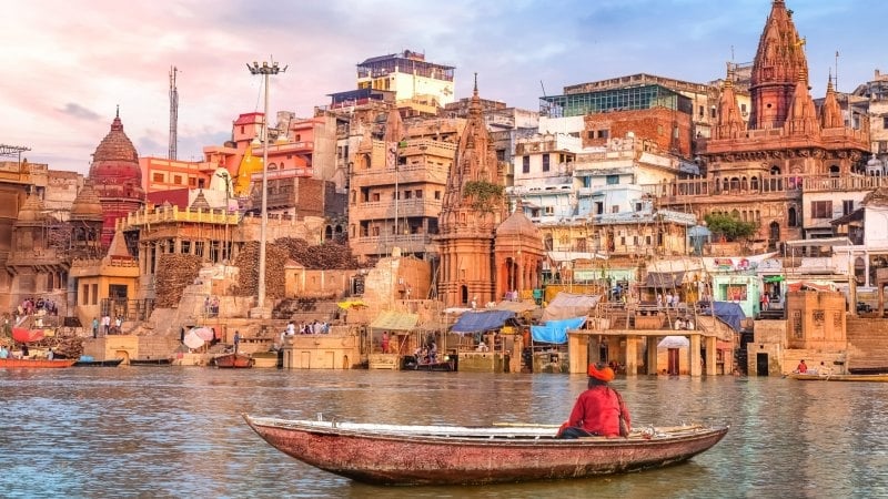 Giả gái đi Ấn Độ một mình, du khách bất ngờ với hành động của đàn ông bên đường: