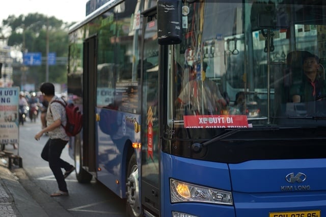 Người dân TP.HCM hào hứng đi thử xe buýt điện mới toanh, tiết lộ điều bất ngờ ngay từ ngày đầu tiên vận hành- Ảnh 1.