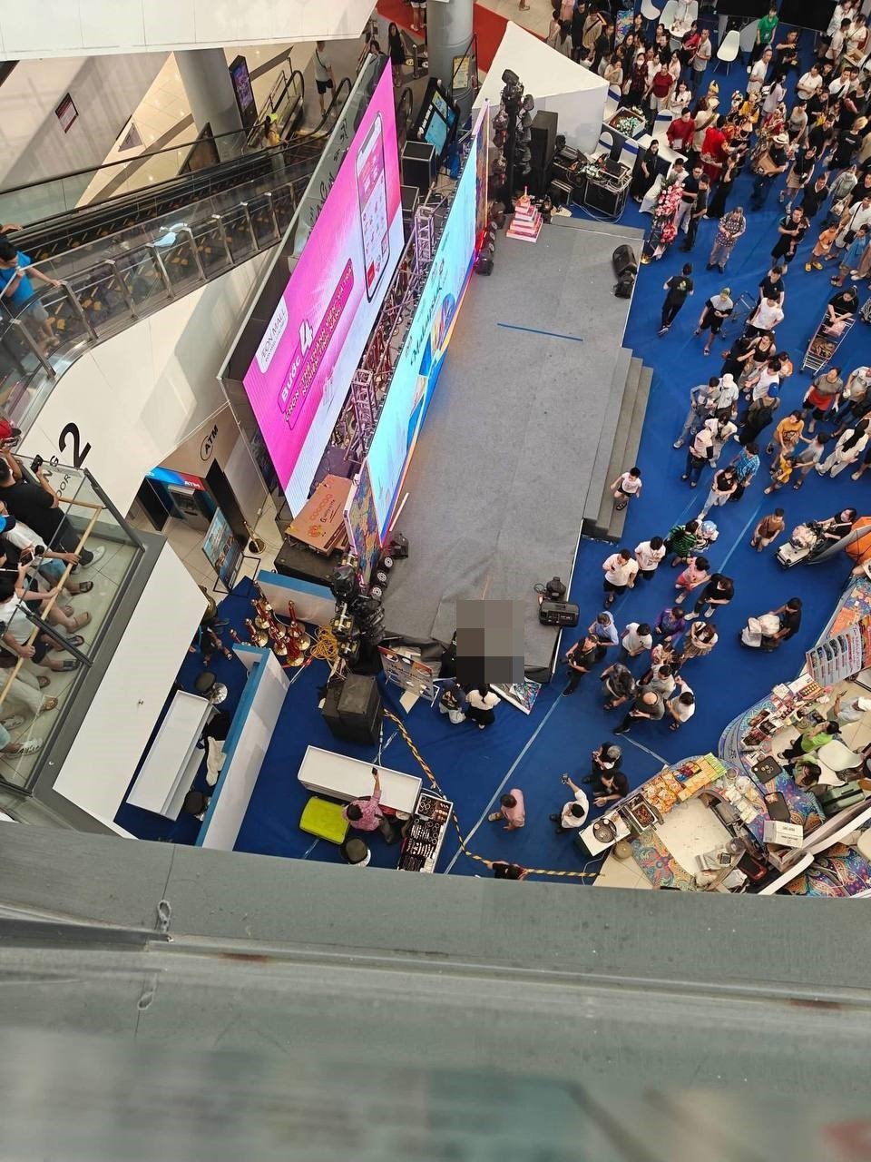 Không khí tại TTTM Aeon Mall Long Biên sau vụ người đàn ông rơi từ tầng 4, nhân chứng nói gì?- Ảnh 1.