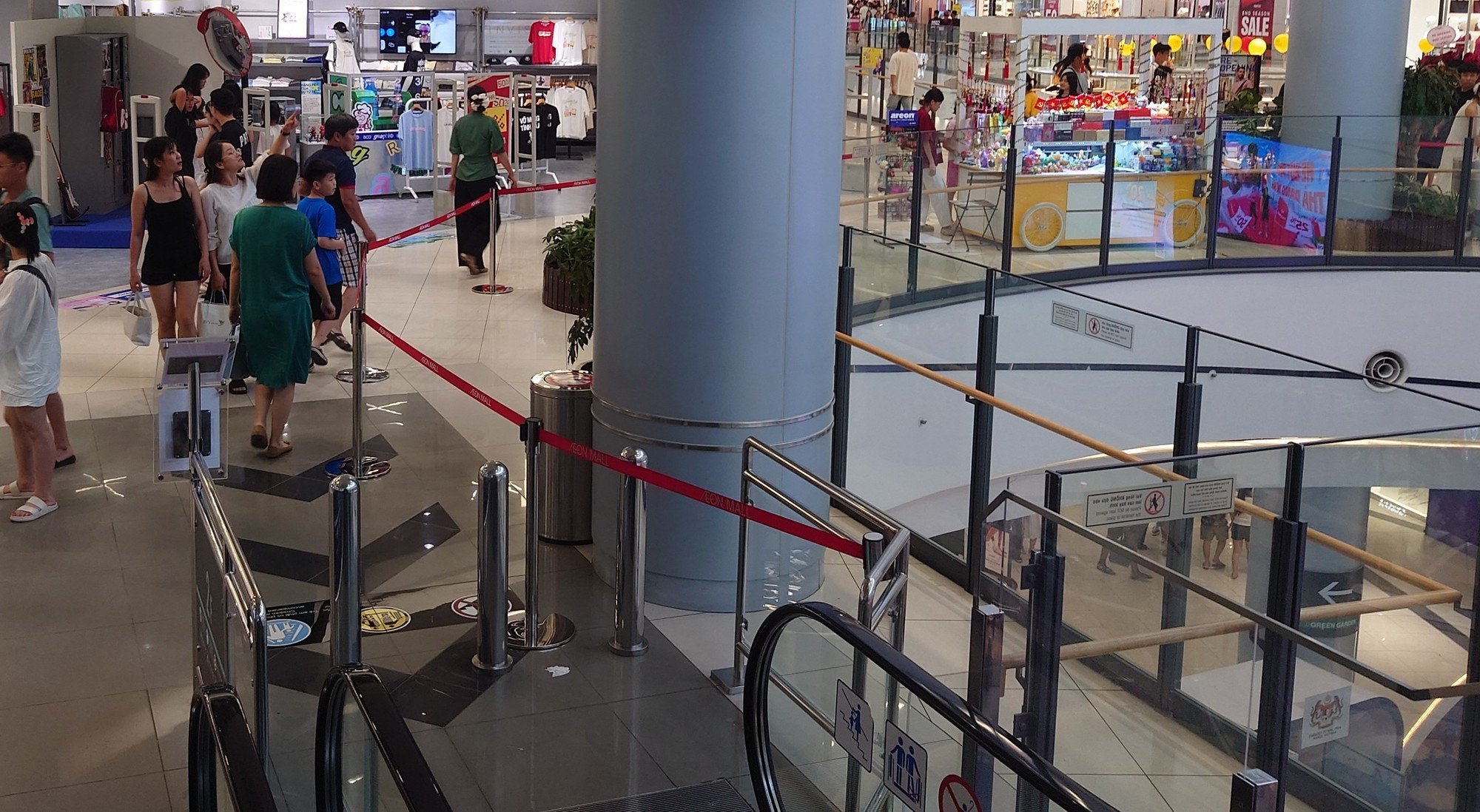 Không khí tại TTTM Aeon Mall Long Biên sau vụ người đàn ông rơi từ tầng 4, nhân chứng nói gì?- Ảnh 10.