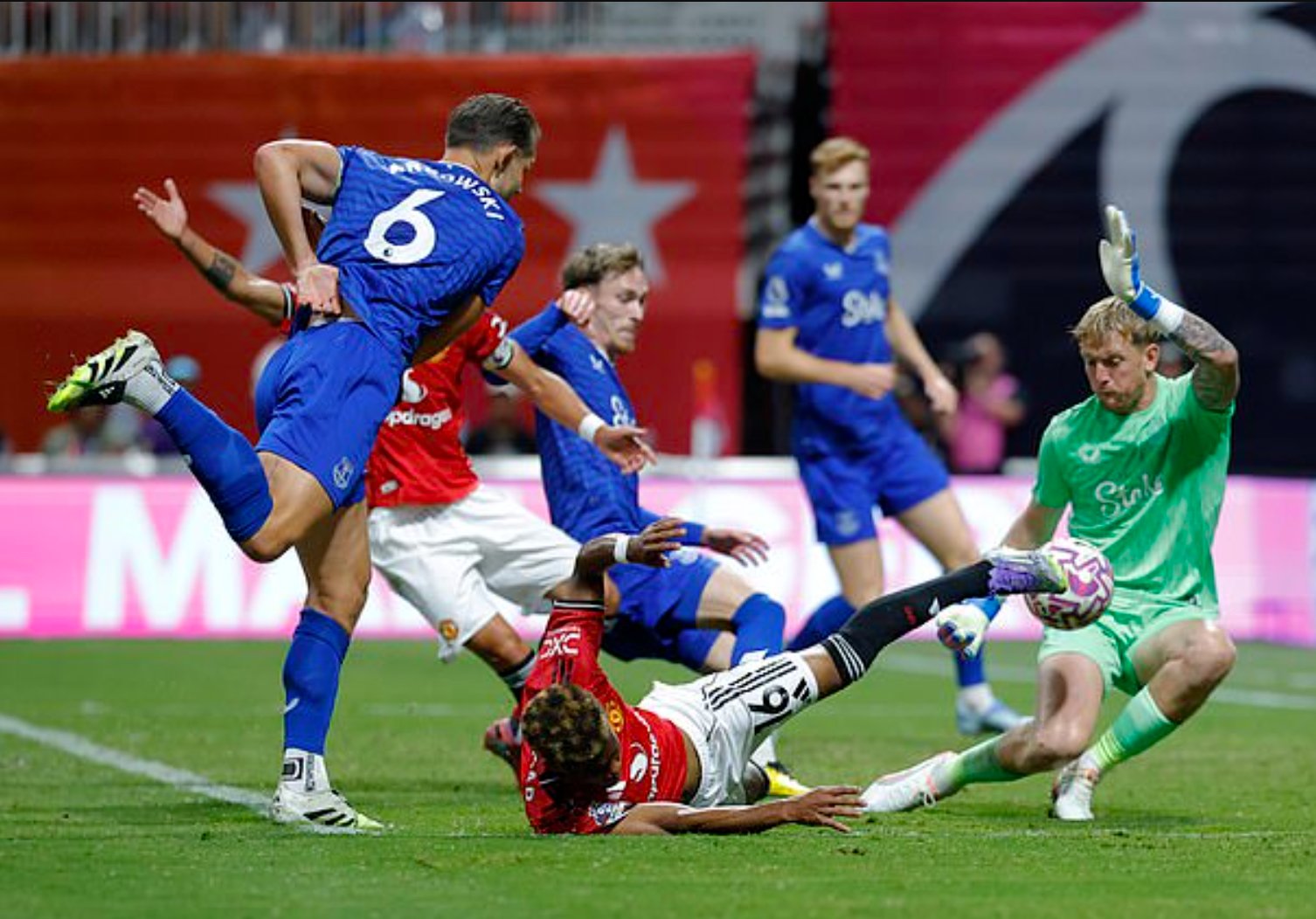 Man United hòa Everton, HLV Ruben Amorim có danh hiệu đầu tay cùng