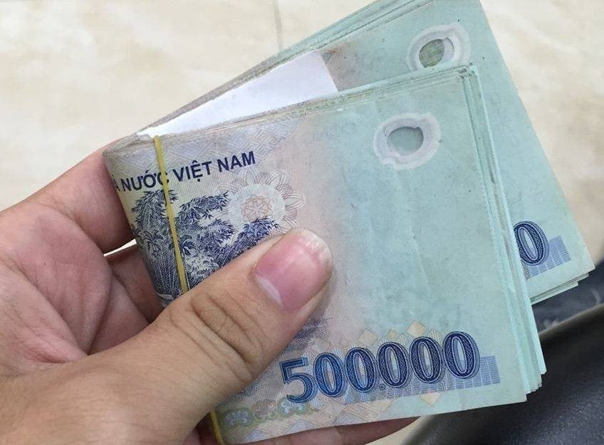 Các trinh sát phát hiện, Dung chơi thân với Nguyễn Thị Chín, là vợ của ông S. Thời gian trước đây, Chín nhiều lần tâm sự với Dung về những ấm ức trong mâu thuẫn gia đình. Chín cũng nhờ Dung tìm người đánh chồng. Dung đã gọi Đức để nhờ. Đức gọi cho Lâm và được gã đồng ý. Cả nhóm hẹn gặp nhau ngày 3/4, lúc này Dung đi xe ô tô về Hưng Yên đón Lâm sang Uông Bí. Tại đây, Chín nói chỉ có 20 triệu đồng và Dung bảo đưa cho Lâm. (Ảnh minh họa, nguồn internet)