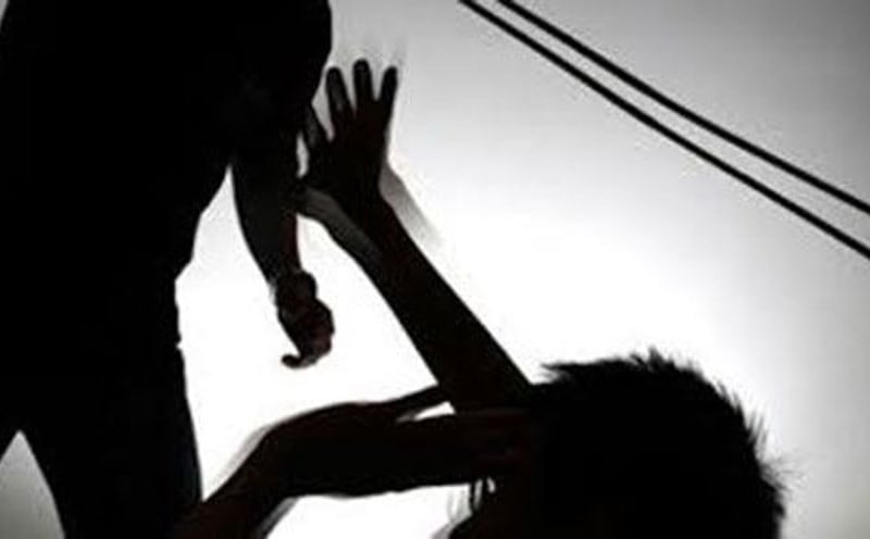 Bị cát và ớt bột làm cay mắt, ông S luống cuống. Lâm nhào tới dùng con dao chuẩn bị sẵn đâm liên tiếp vào người nạn nhân, gã chỉ dừng lại khi cán dao bị gãy gập. Lâm chạy một mạch xuống nhà, nhảy lên xe nổ máy định tẩu thoát. Tuy nhiên, người dân xung quanh nghe thấy tiếng động lạ nên đổ ra bắt giữ. (Ảnh minh họa, nguồn internet)