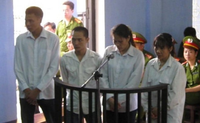 Tại phiên tòa diễn ra vào tháng 9/2010, tất cả các bị cáo đều quanh co, chối tội. Chín khai rằng chị ta chỉ muốn đánh cảnh cáo chồng mình. Dung, Đức cãi là giúp Chín đánh ông S vì tình cảm chứ không phải thuê mướn gì. Tuy nhiên, HĐXX đã làm rõ Chín là chủ mưu. Trước những chứng cứ rõ ràng, TAND tỉnh Quảng Ninh đã kết luận nhóm Chín, Đức, Dung và Lâm đã phạm vào tội 