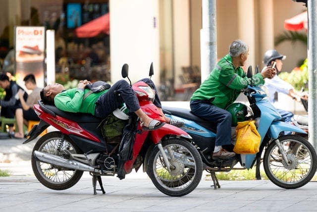 Hình ảnh Hà Nội ngày 40 độ C: Bước ra đường, muốn bốc hoả!- Ảnh 7.