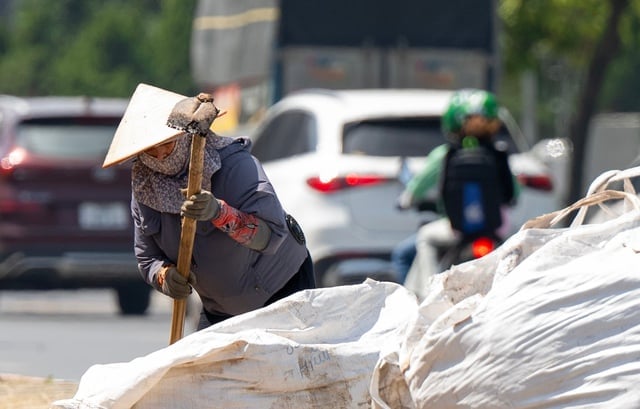 Hình ảnh Hà Nội ngày 40 độ C: Bước ra đường, muốn bốc hoả!- Ảnh 9.