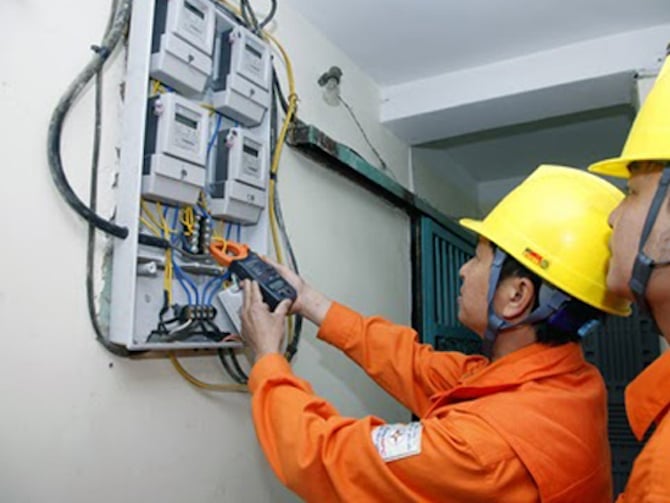 Một số khu vực Hà Nội mất điện giữa thời tiết nắng nóng 39 độ C - Ảnh 1.