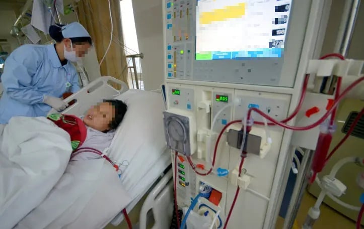 Bé gái 13 tuổi đã suy thận nặng, bác sĩ hỏi 3 câu liền lộ ngay thủ phạm: Là thứ nước 