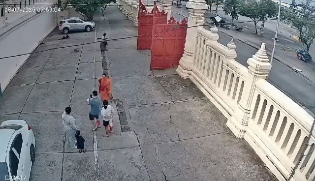 Lái ô tô cán qua người đàn ông, nữ tài xế có hành động khó hiểu, video hiện trường gây phẫn nộ- Ảnh 2.