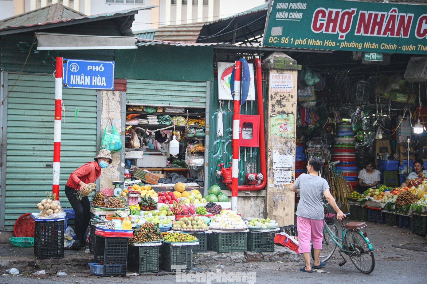 Chợ cóc át chợ chính tại Hà Nội, giao thông ùn tắc- Ảnh 1.