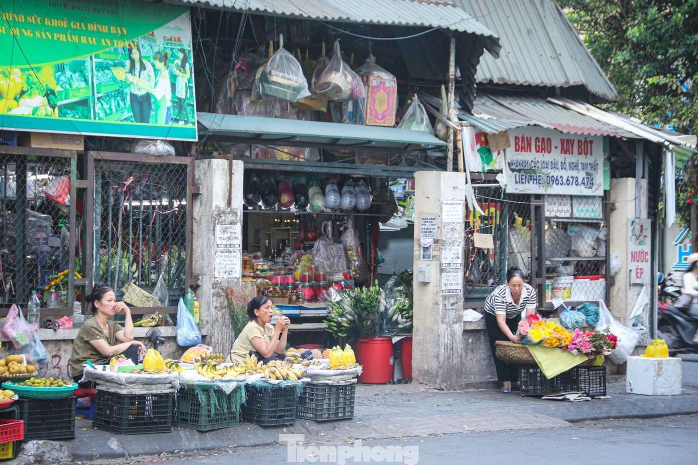 Chợ cóc át chợ chính tại Hà Nội, giao thông ùn tắc- Ảnh 2.