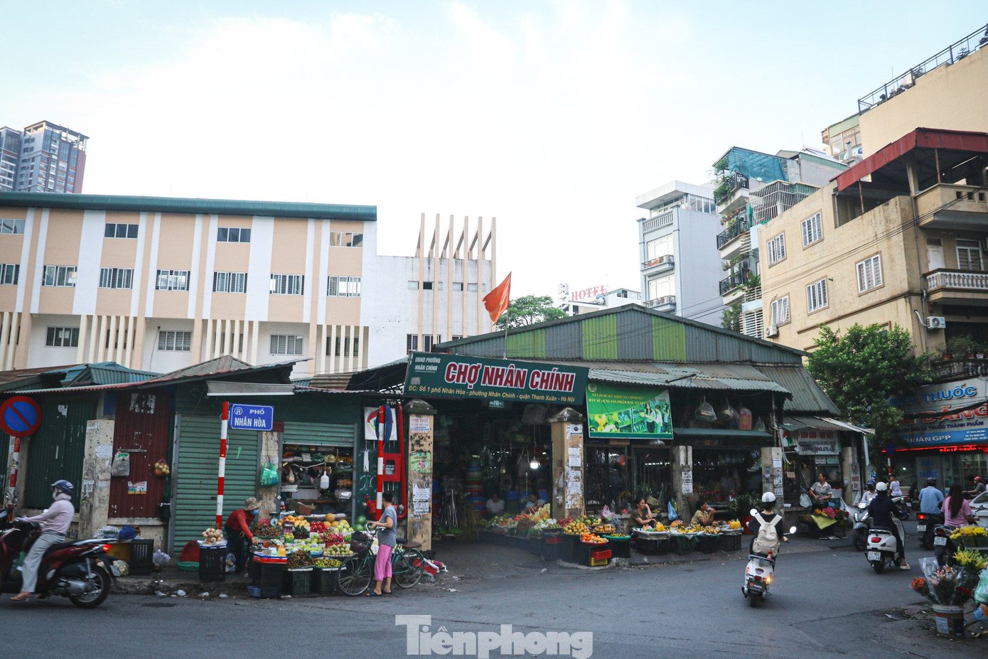 Chợ cóc át chợ chính tại Hà Nội, giao thông ùn tắc- Ảnh 3.
