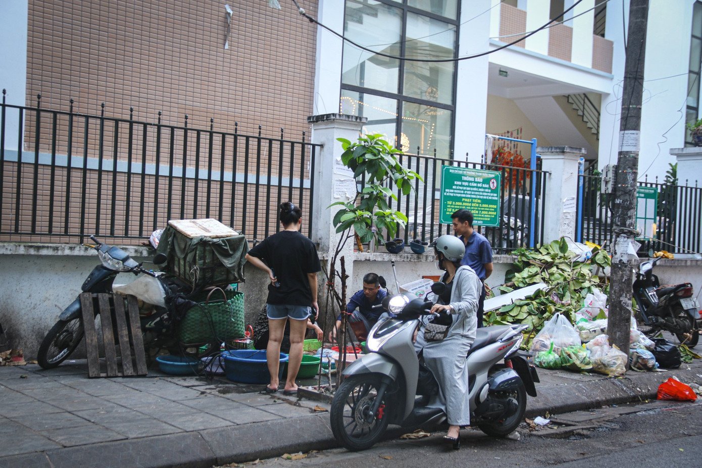 Chợ cóc át chợ chính tại Hà Nội, giao thông ùn tắc- Ảnh 8.