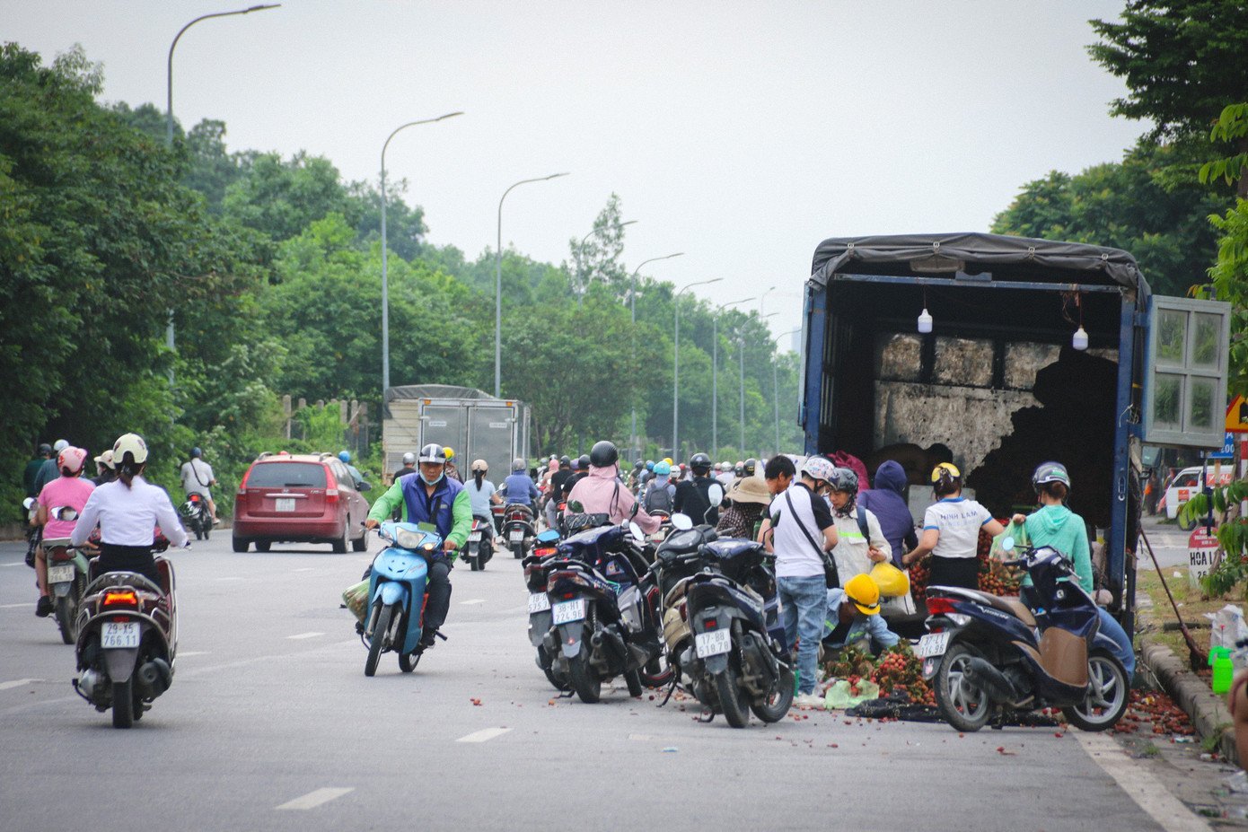 Chợ cóc át chợ chính tại Hà Nội, giao thông ùn tắc- Ảnh 9.
