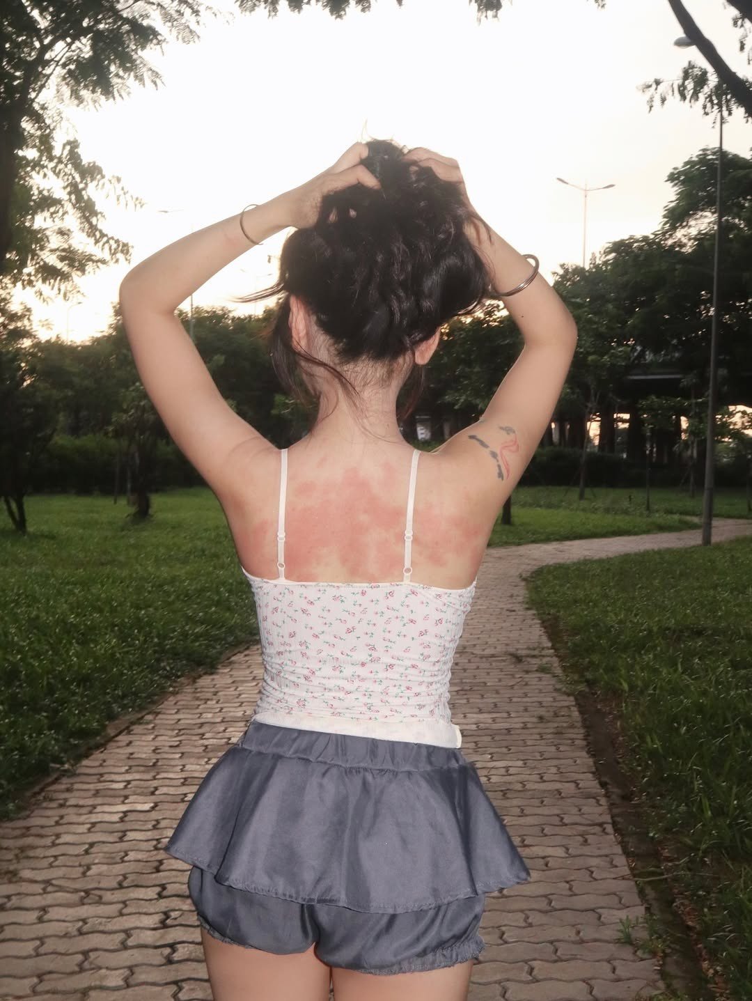 Tuy nhiên, bức ảnh phía sau lưng đã tiết lộ câu chuyện