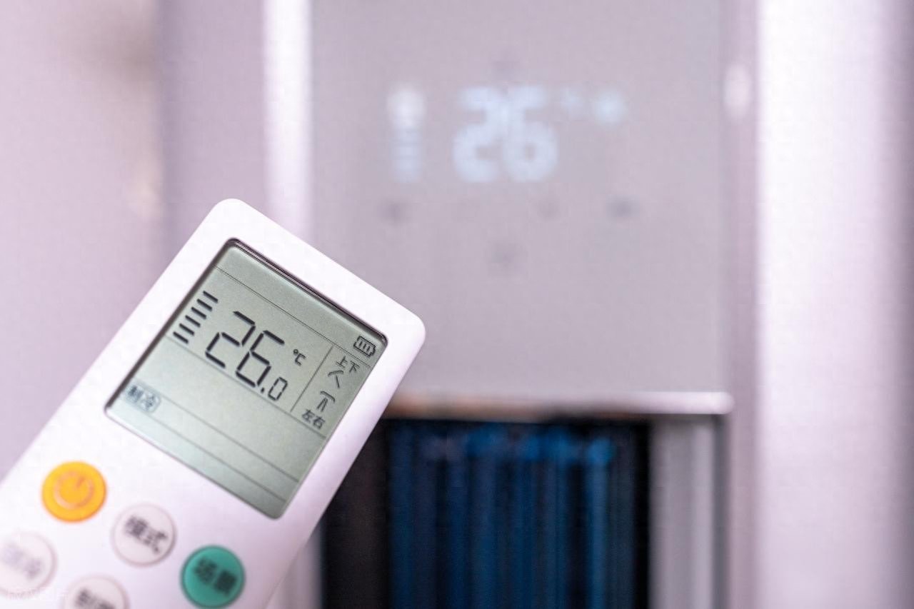 Kỹ thuật viên cảnh báo: Để điều hòa 26 độ không hề tiết kiệm điện như bạn nghĩ – đây mới là cách dùng đúng vào mùa hè - Ảnh 1.