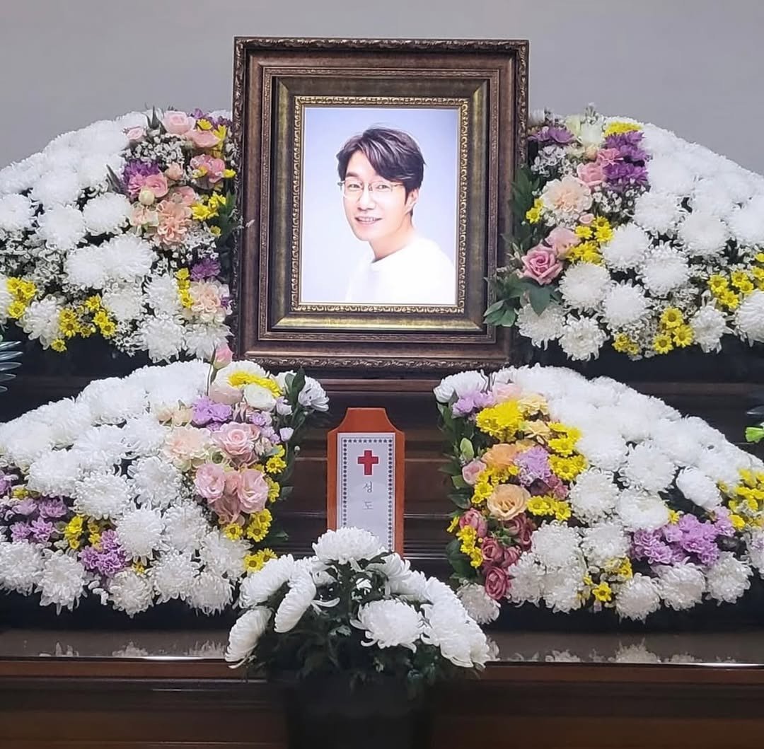 A list Korean Stars Send Funeral Wreaths in Tribute to Song Young KyuAt the memorial service, nu.jpg