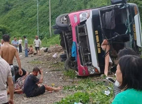 Xe khách chở nhiều người lật tại dốc Cun, 2 người thương vong- Ảnh 1.