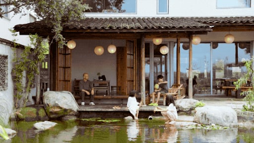 Thế chấp nhà ở thành phố, vợ chồng mang 47 tỷ đồng về quê xây biệt thự 2.000m2: Gia đình 5 người sống không thiết bị công nghệ vẫn khiến nhiều người ghen tị- Ảnh 2.
