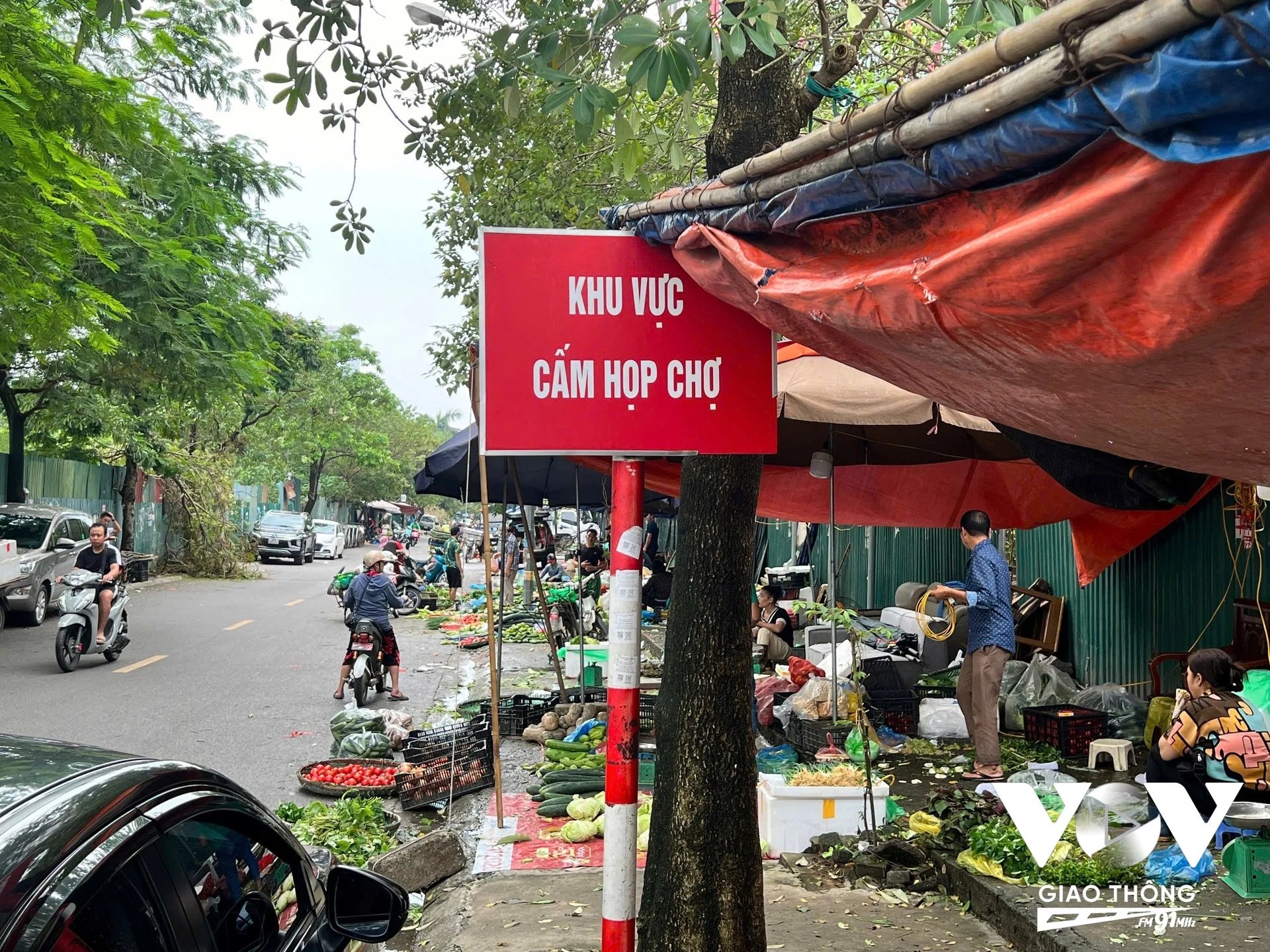 05-1754405196-ha-noi-dep-toan-bo-cho-coc-cho-tam-trong-nam-2025-nguoi-dan-mua-sam-o-dau.webp