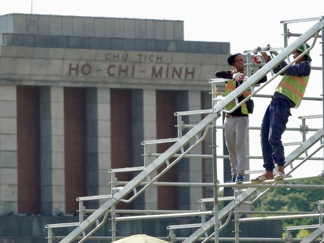Cận cảnh khán đài khổng lồ đang gấp rút hoàn thiện trước ngày Quốc khánh 2/9 tại quảng trường Ba Đình- Ảnh 12.
