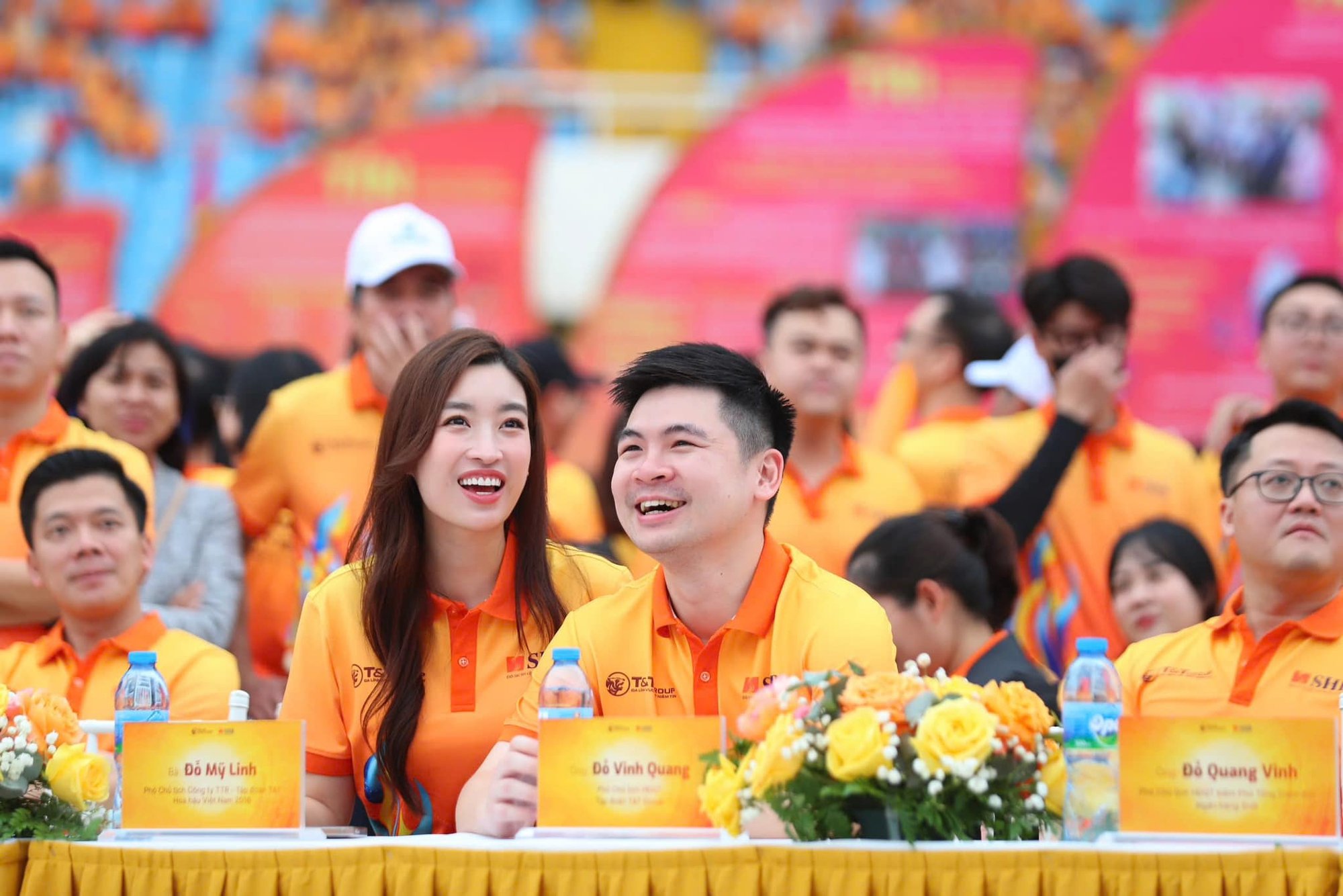 Chủ tịch Hà Nội FC tung ảnh tình tứ bên Hoa hậu Đỗ Mỹ Linh giữa đêm, visual 