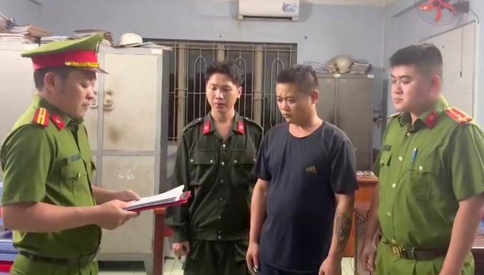 Nguyễn Thế Ninh bị cảnh sát đọc lệnh bắt. Ảnh: Công an cung cấp