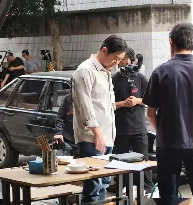 06-1754449240-can-long-mat-het-danh-tieng-vi-nhan-quang-cao-lo-cong-lung-ganh-nghich-tu-la-toi-pham.jpg