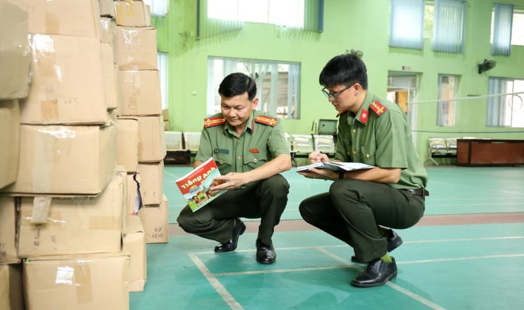 Phá đường dây sản xuất, buôn bán 185.000 cuốn sách giáo khoa giả, bắt một giám đốc- Ảnh 1.