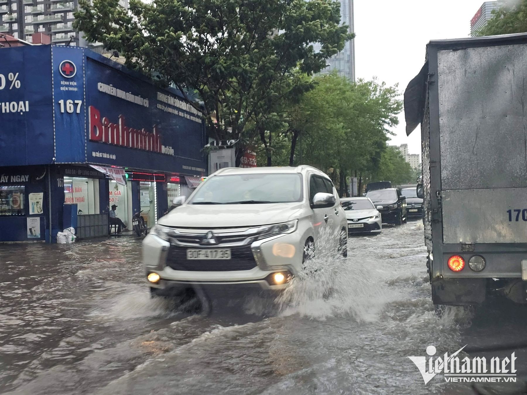 06-1754463293-suv-sang-lexus-lx-phi-bang-bang-qua-vung-ngap-nuoc-sau-nhan-ket-dang.jpg