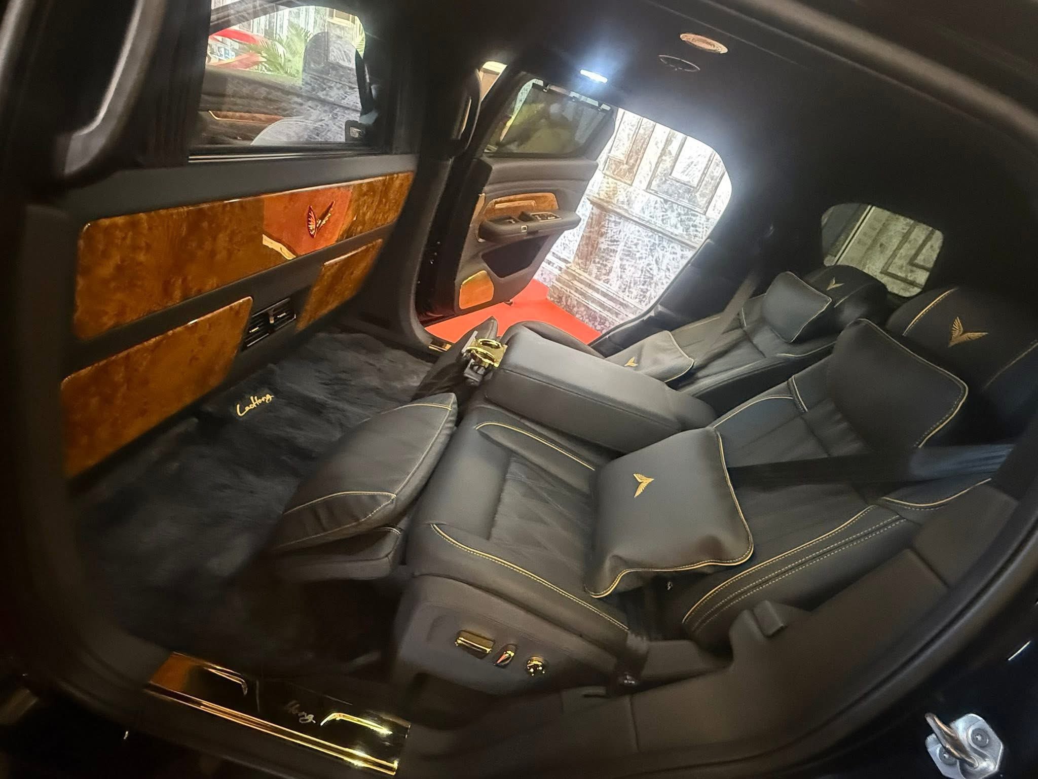 Limousine siêu sang của VinFast lộ thêm ảnh: Logo cánh chim vàng, vách ngăn như Rolls-Royce, ốp gỗ thật - Ảnh 2.