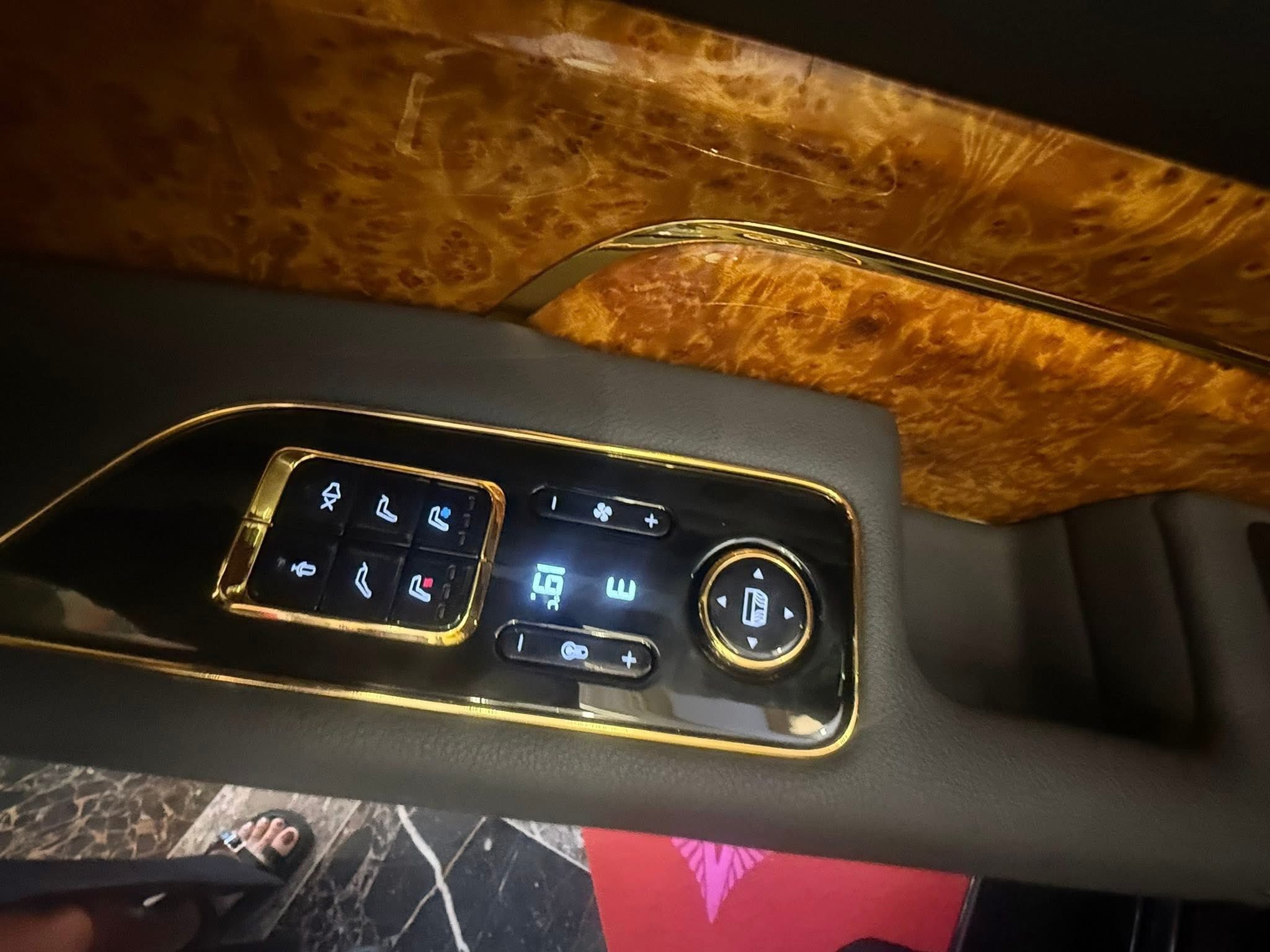 Limousine siêu sang của VinFast lộ thêm ảnh: Logo cánh chim vàng, vách ngăn như Rolls-Royce, ốp gỗ thật - Ảnh 3.