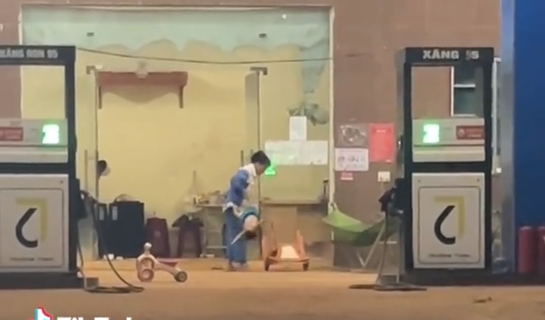 Phẫn nộ vụ bạo hành trẻ em: Bé trai 16 tháng tuổi bị ném xuống nền bê - tông - Ảnh 1.