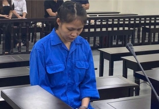 06-1754495209-phut-giay-sinh-tu-csgt-mo-duong-cuu-be-gai-1-tuoi-tim-tai-co-giat-ven-duong-trong-dem-toi.jpg