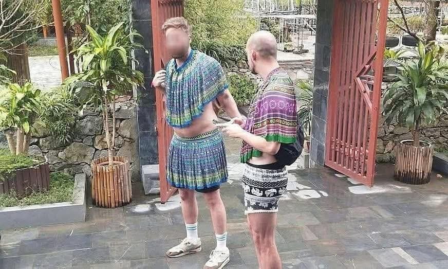 Chấn chỉnh khách Tây mặc váy H'Mông nhảy múa lố lăng- Ảnh 1.