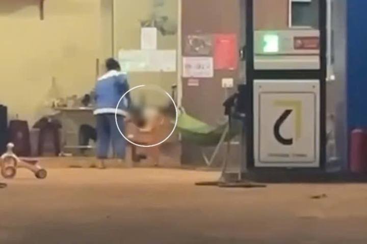 Hoàn cảnh bé trai 16 tháng tuổi bị bác dâu ném xuống đất: Không có bố, mẹ đi làm ăn xa hơn 4 tháng- Ảnh 1.