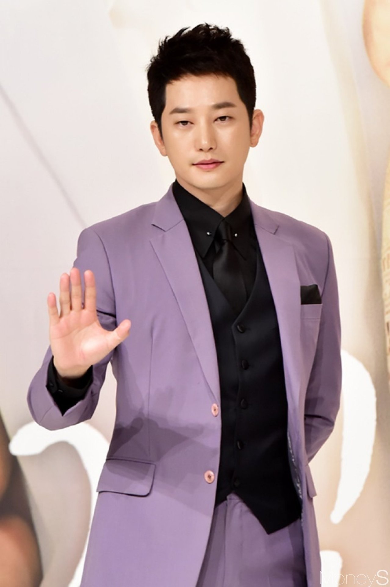 07-1754550096-dien-vien-park-si-hoo-bi-to-moi-gioi-mai-dam.jpg