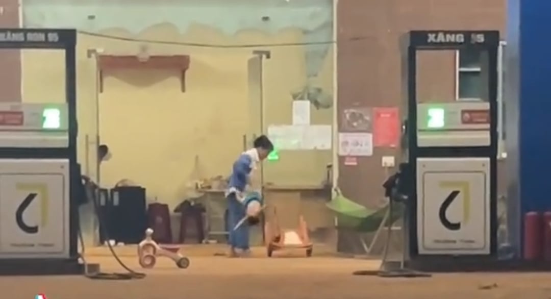 Bãi nại cho người xách ngược cháu bé 16 tháng tuổi ném xuống nền bê-tông - Ảnh 1.