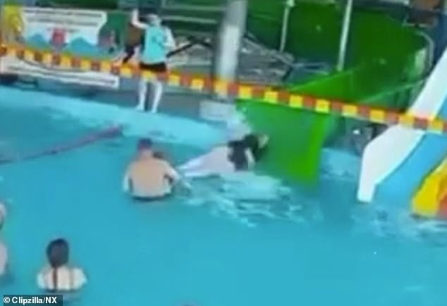 Bé trai 6 tuổi bị vỡ gan do người phụ nữ lao từ máng trượt rơi trúng, bất ngờ người cha ruột bị điều tra hình sự - Ảnh 1.