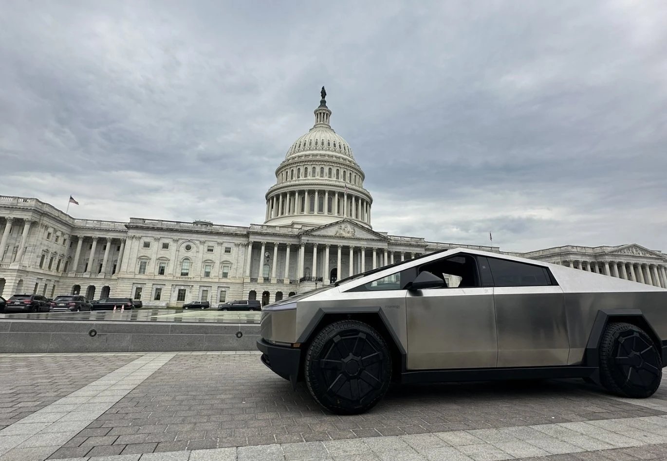 08-1754626412-tesla-cybertruck-lam-bia-tap-ban-cho-khong-quan-my.webp