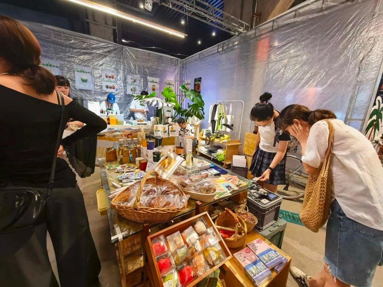 Làm rõ vụ Suni Hạ Linh diễn tại hội chợ Trung Quốc, phía đại diện nói gì về sự thay đổi ngoại hình gây sốc?- Ảnh 5.
