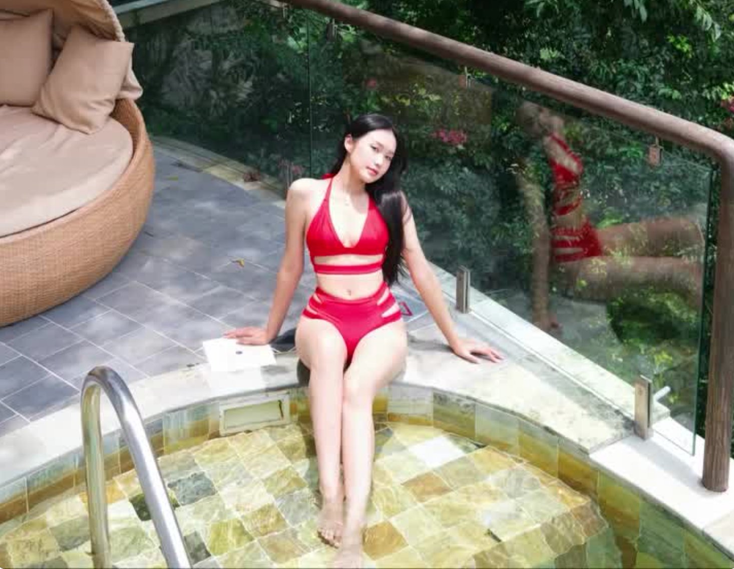 Vợ Đoàn Văn Hậu tung ảnh bikini nóng bỏng, khoe vóc dáng 