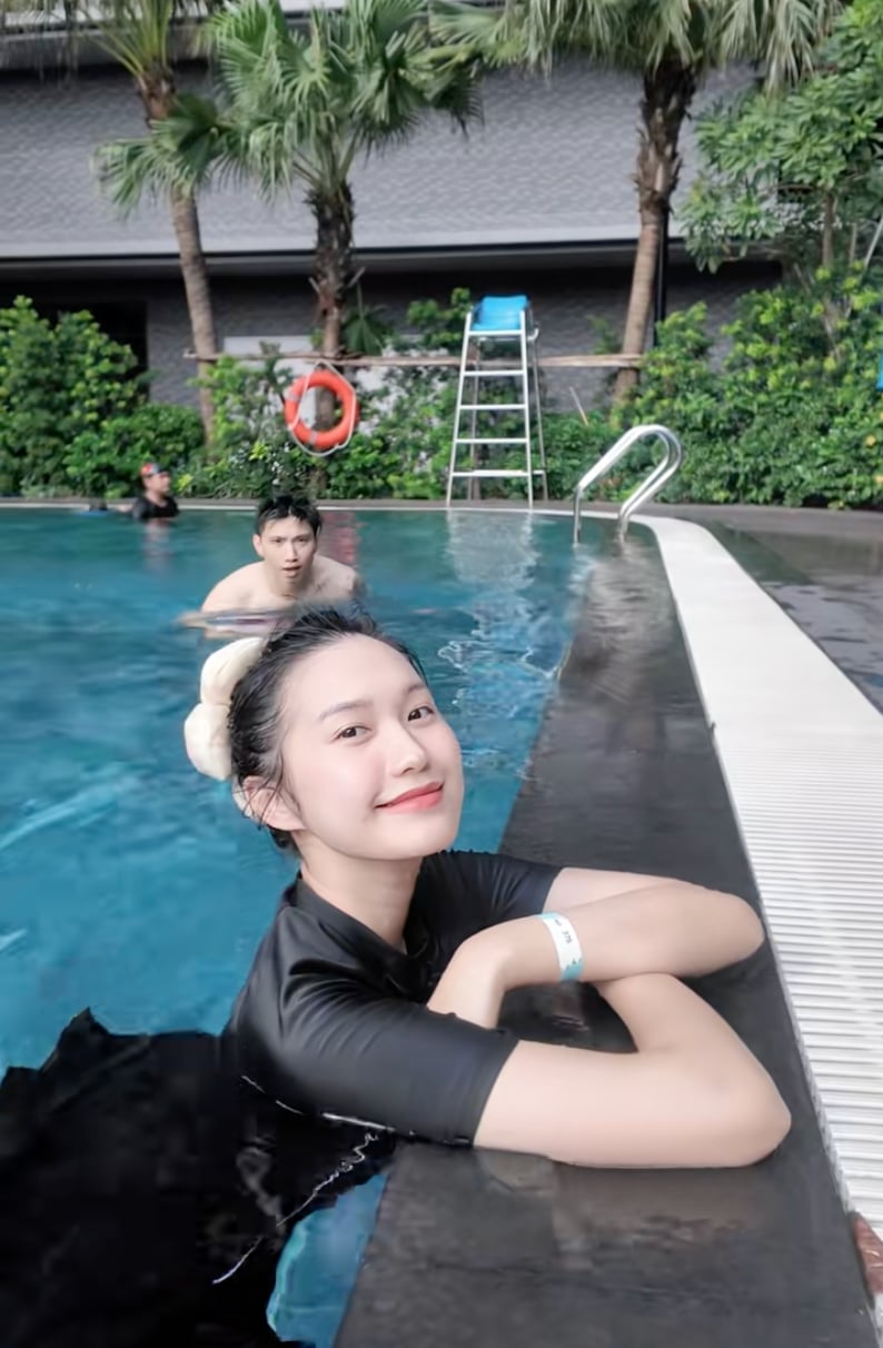 Vợ Đoàn Văn Hậu tung ảnh bikini nóng bỏng, khoe vóc dáng 