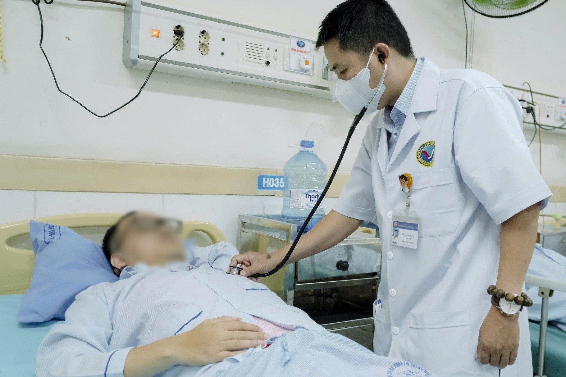 Đà Nẵng: Thanh niên bỗng co giật rồi ngừng tim khi chờ khám bệnh, diễn biến sau đó cực kỳ căng thẳng- Ảnh 2.