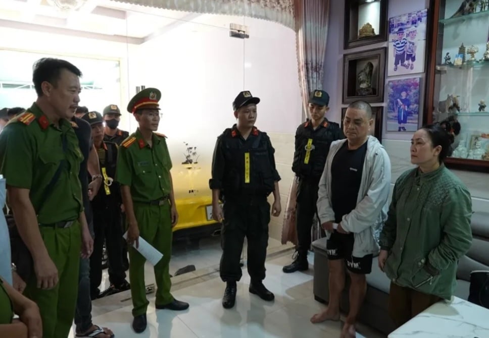 Khám xét nơi ở của nhóm cho vay, công an thu giữ lượng lớn tiền mặt, 8 sổ tiết kiệm 84 tỉ đồng- Ảnh 1.