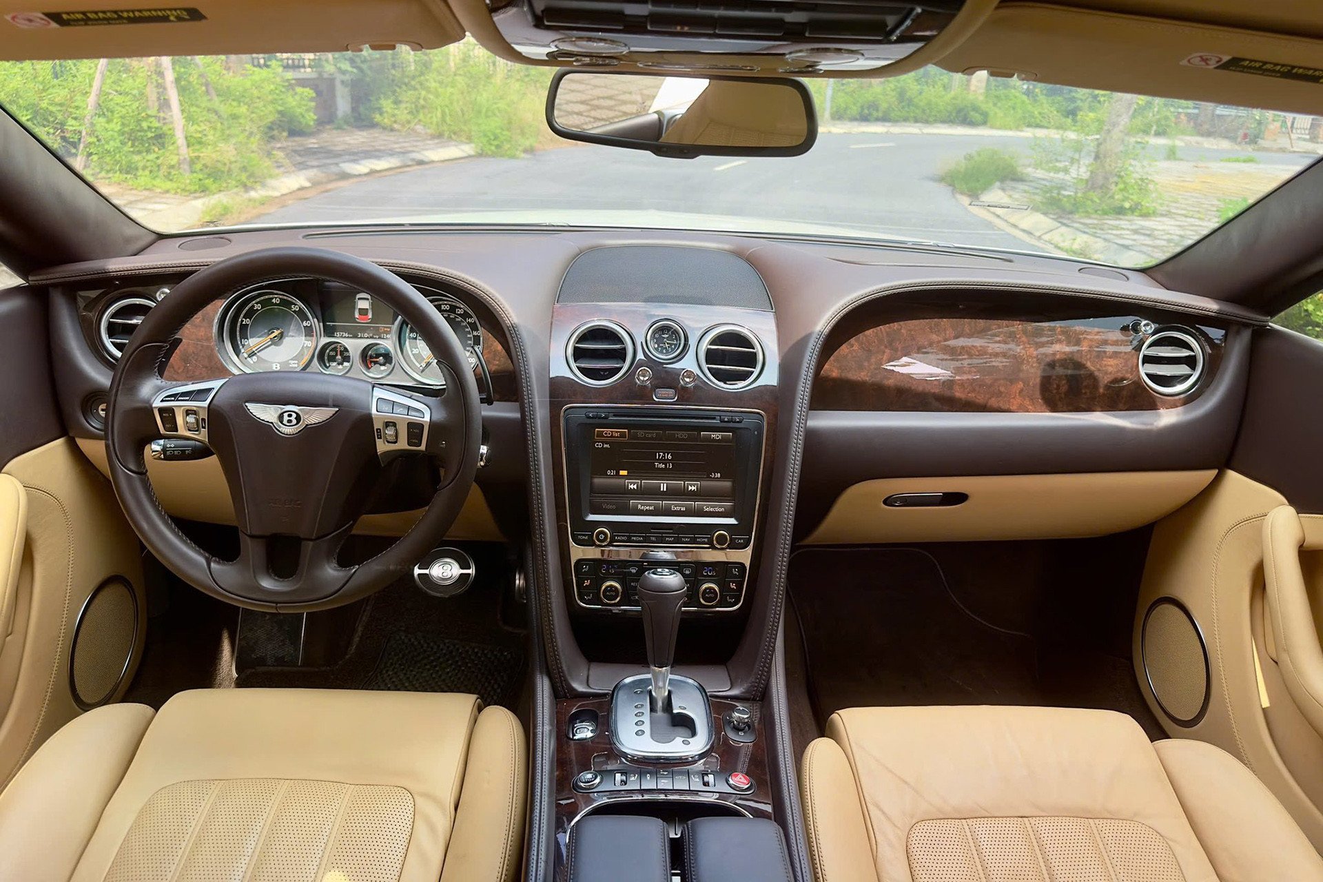 08-1754644889-moi-1000km-chu-xe-sieu-sang-bentley-lo-ngang-mot-chiec-toyota-yaris-cross-moi.jpg