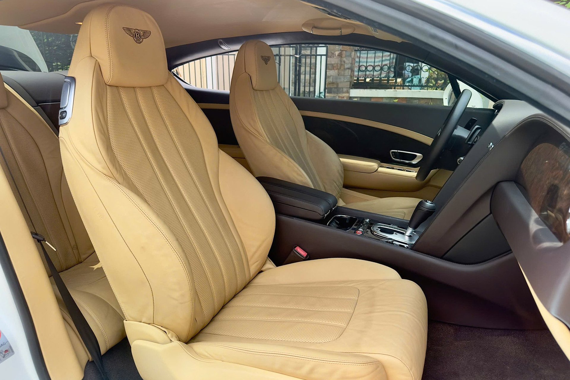 08-1754644889-moi-1000km-chu-xe-sieu-sang-bentley-lo-ngang-mot-chiec-toyota-yaris-cross-moi.jpg