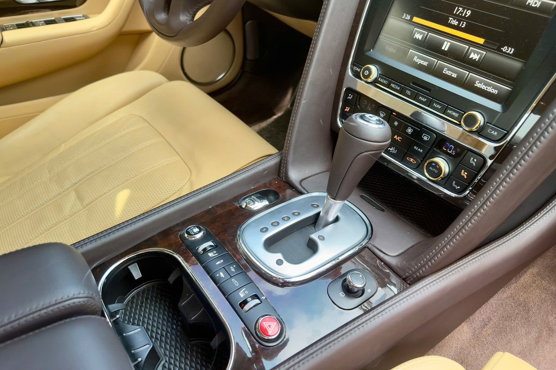 08-1754644890-moi-1000km-chu-xe-sieu-sang-bentley-lo-ngang-mot-chiec-toyota-yaris-cross-moi.jpg