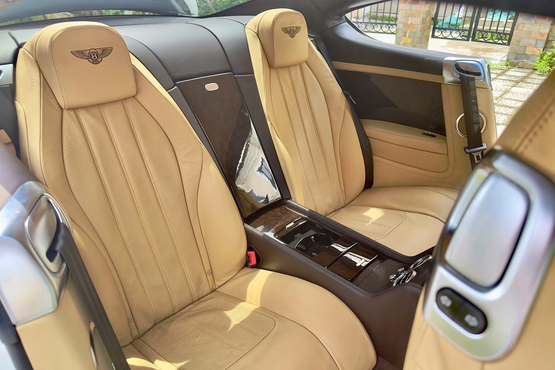 08-1754644890-moi-1000km-chu-xe-sieu-sang-bentley-lo-ngang-mot-chiec-toyota-yaris-cross-moi.jpg