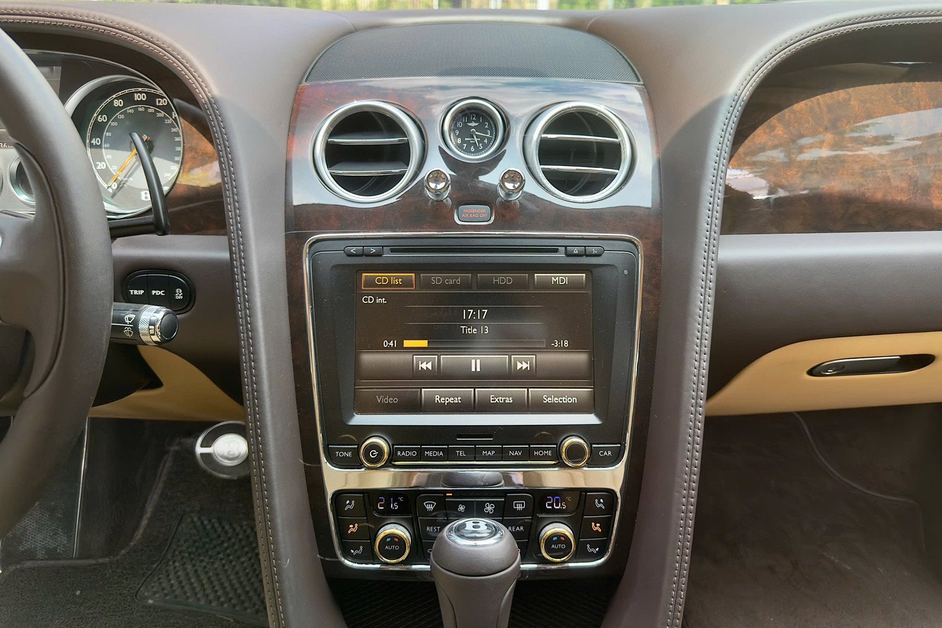08-1754644890-moi-1000km-chu-xe-sieu-sang-bentley-lo-ngang-mot-chiec-toyota-yaris-cross-moi.jpg